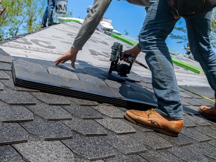 Roofer trabajando